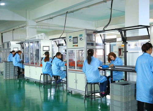 弯腰捡证,是对生活负责任的态度,但工时廉价并不代表尊严廉价